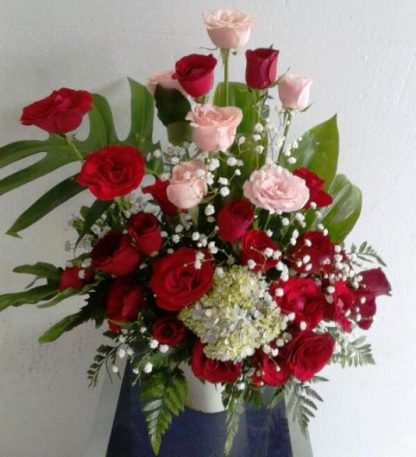 Karangan Bunga Mawar Dengan Vas meja